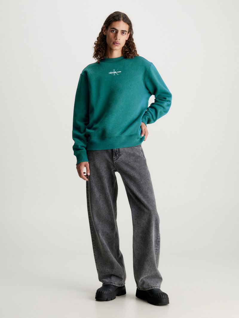 Modelo-con-poleron-verde-Calvin-Klein-y-jeans-grises