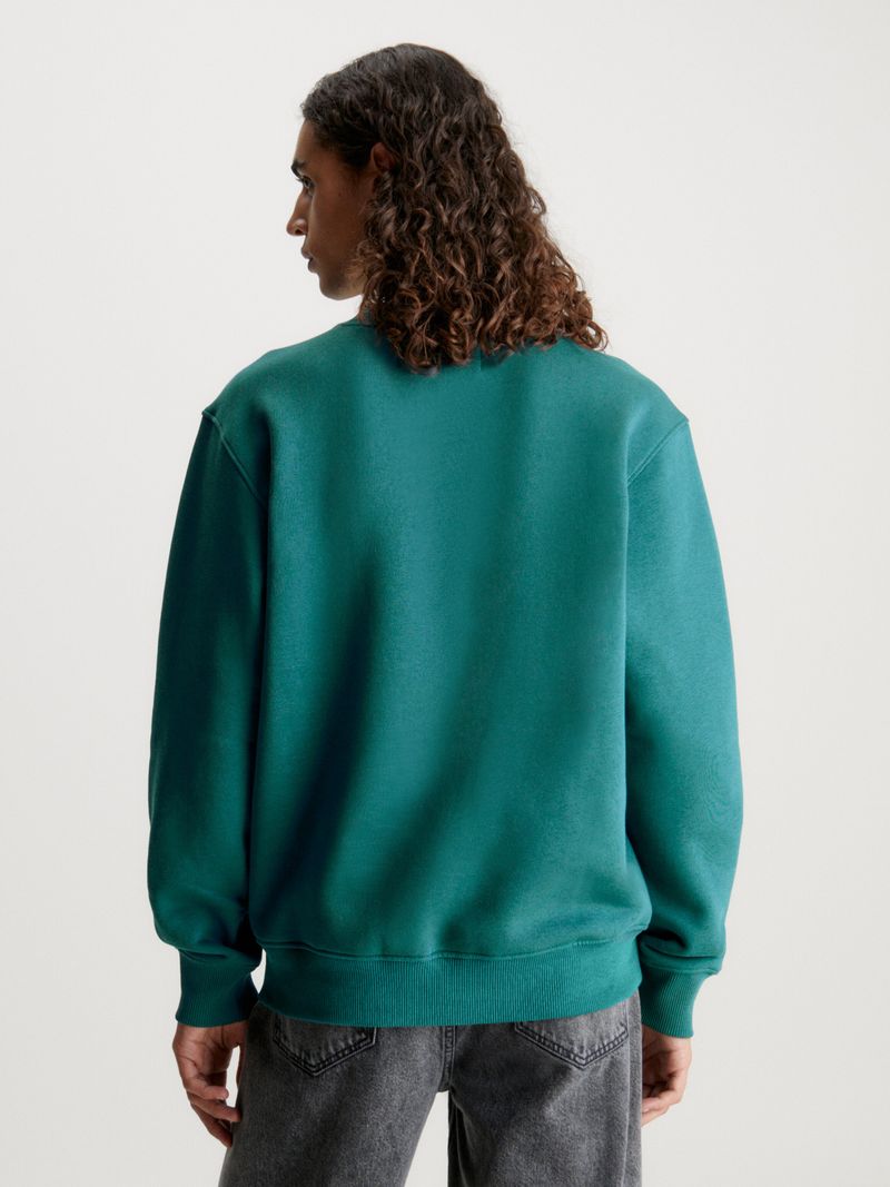 Modelo-con-poleron-verde-Calvin-Klein-y-jeans-grises
