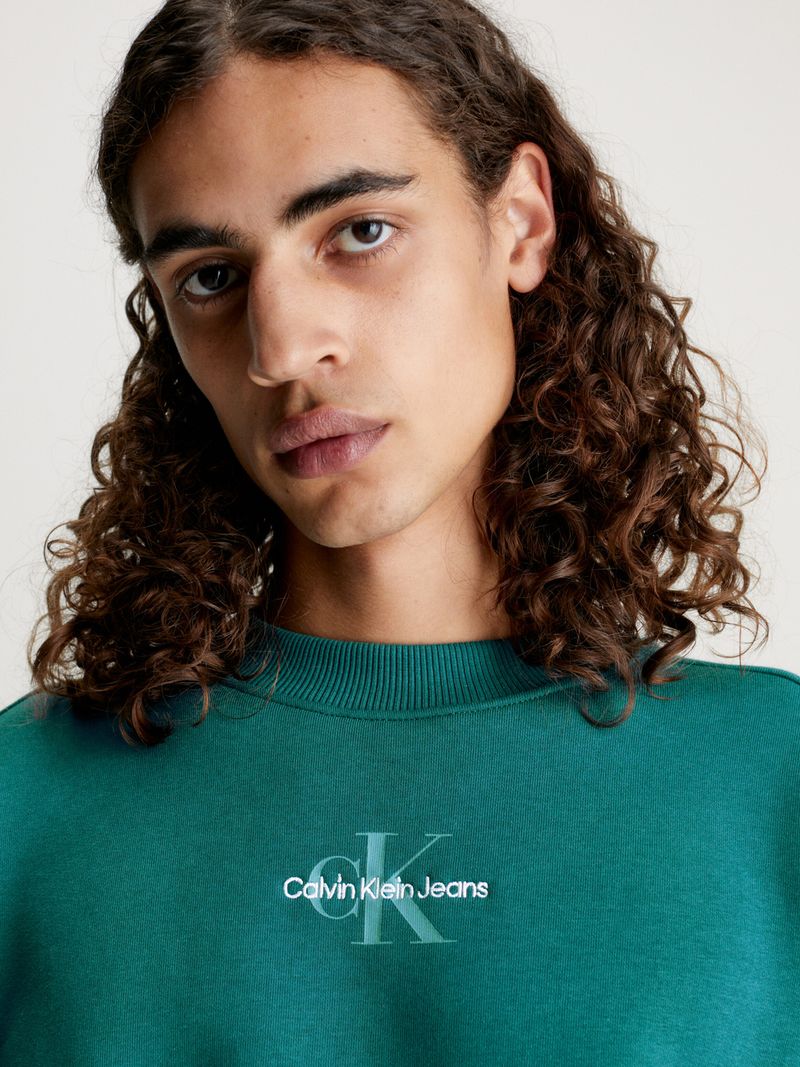 Modelo-con-poleron-verde-Calvin-Klein-y-jeans-grises
