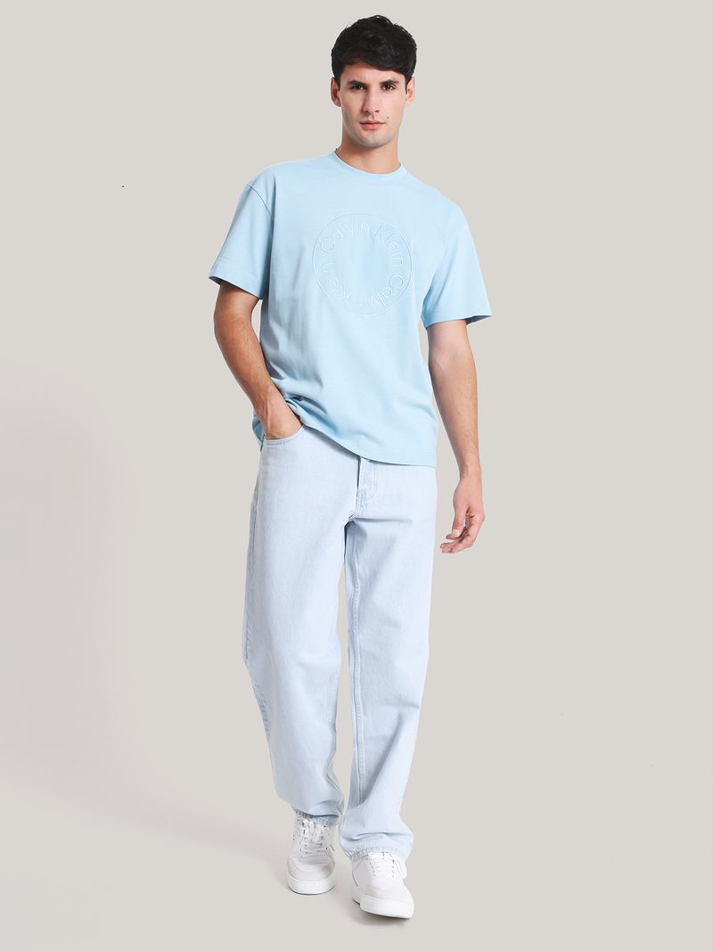 Modelo-con-polera-celeste-Calvin-Klein-y-jeans-claros