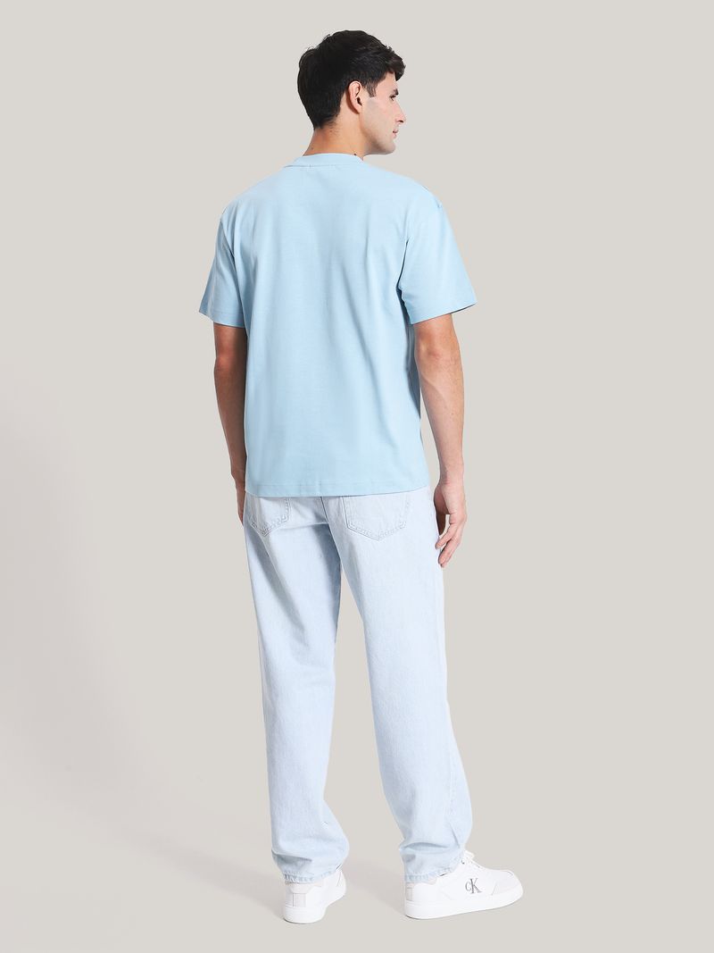 Modelo-con-polera-celeste-Calvin-Klein-y-jeans-claros