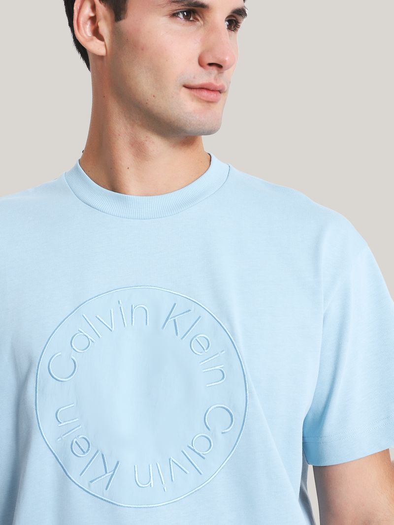Modelo-con-polera-celeste-Calvin-Klein-y-jeans-claros