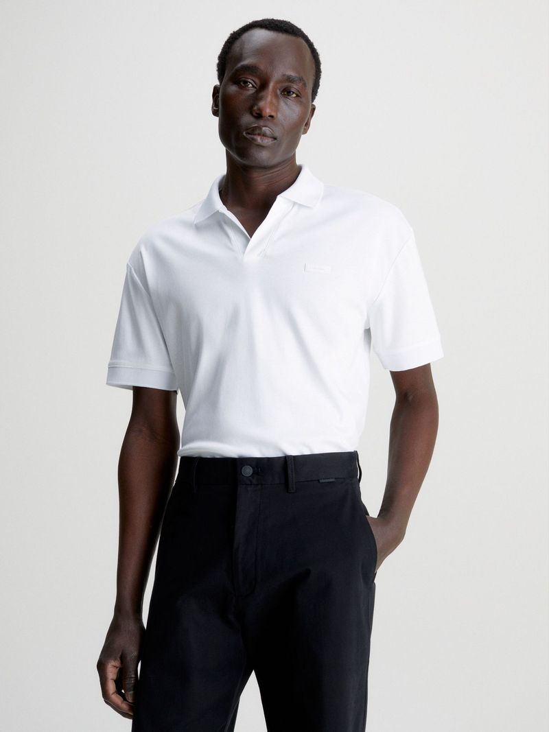 Modelo-con-polo-blanco-Calvin-Klein-y-pantalones-negros