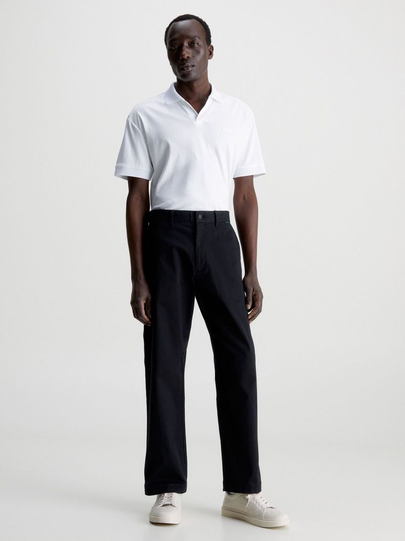 Modelo-con-polo-blanco-Calvin-Klein-y-pantalones-negros