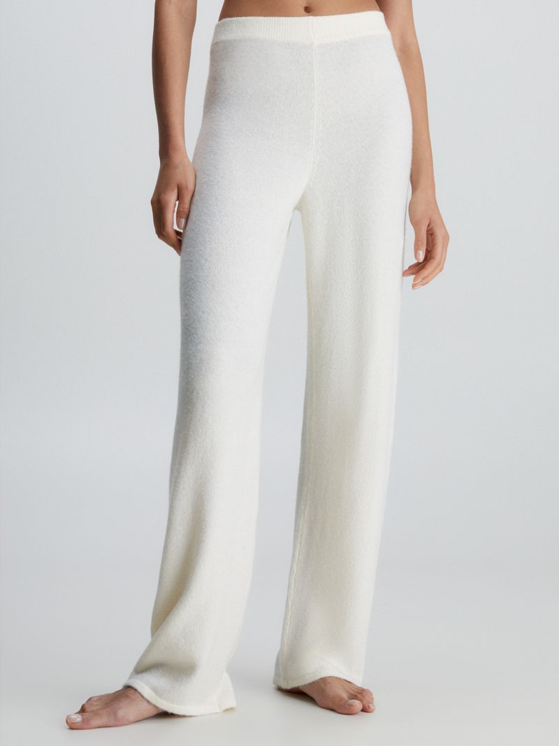 Modelo-luciendo-pantalon-de-lana-blanco-Calvin-Klein-de-corte-recto-y-cintura-elastica.