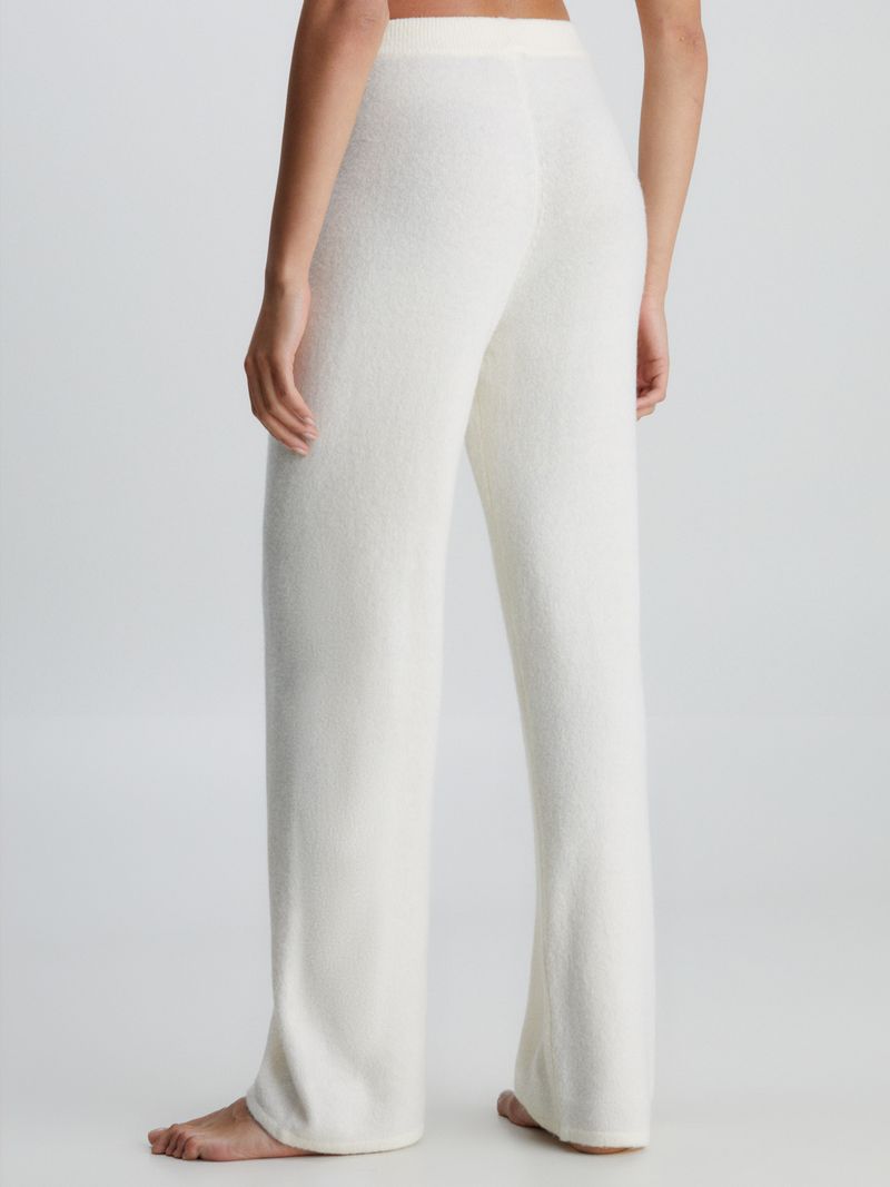 Modelo-luciendo-pantalon-de-lana-blanco-Calvin-Klein-de-corte-recto-y-cintura-elastica.